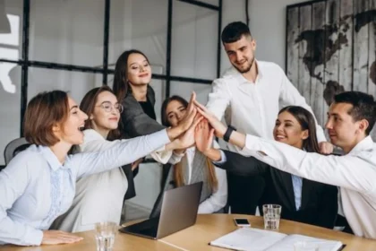 Manager discussing priorities with remaining employees to rebuild team confidence after layoffs.